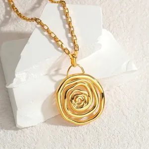 Collana con pendente a rosa cava in acciaio inossidabile placcato oro 18k su catena