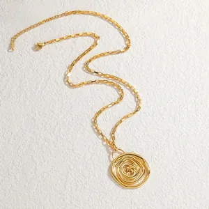 Collana minimalista in acciaio inossidabile placcato oro 18k con ciondolo a rosa