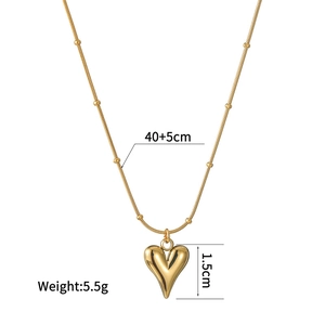 Detail view of gold heart pendant with 40+5cm chain length and 1.5cm height