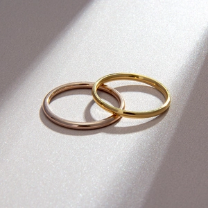 Anelli minimalisti 2mm in acciaio inossidabile oro e oro rosa con finitura lucida