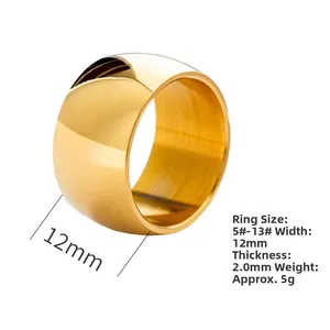 Vue détaillée d'une bague en acier inoxydable doré poli de 12mm de large et 2,0mm