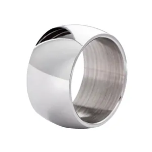 Détail macro d'une bague de 12mm en acier inoxydable poli avec texture intérieure lisse