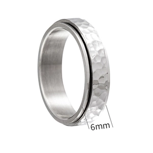 Détail d'une bague rotative de 6mm en argent avec finition martelée élégante