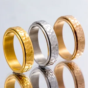 Bague rotative en acier inoxydable minimaliste avec texture martelée irrégulière en trois couleurs
