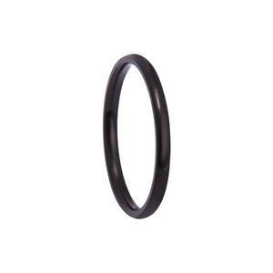 Anello minimalista in acciaio inossidabile nero da 2mm con superficie liscia e lucida