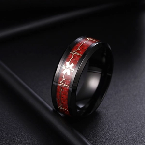 Bague en titane noir avec fibre de carbone rouge et symbole médical d'ECG doré sur le dessus