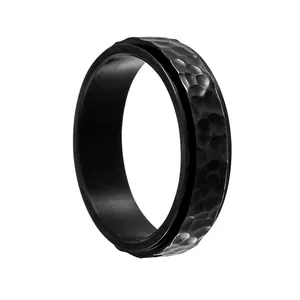 Détail d'une bague rotative noire de 6 mm avec texture martelée et anneau tournant