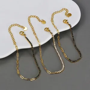 Elegante bracciale in acciaio inossidabile placcato oro con zirconi verdi, bianchi e neri