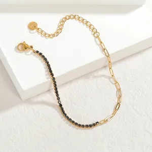 Dettaglio del bracciale in acciaio inossidabile dorato con zircone nero e catena