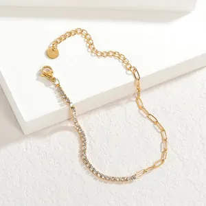 Dettaglio del bracciale in acciaio al titanio dorato con zirconi e tag S.Steel