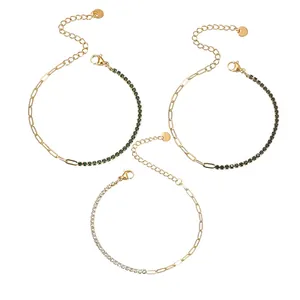 Tre eleganti bracciali in acciaio al titanio dorato con zirconi smeraldo, neri e bianchi