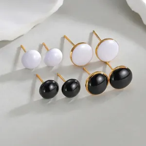 Minimalistische runde Ohrstecker im Set in Schwarz und Weiß mit vergoldetem Finish