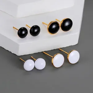 Minimalistisches Set aus schwarzen und weißen Harzohrsteckern mit Gold-Finish