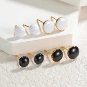 Minimalistische runde Ohrstecker in Schwarz und Weiß mit goldener Basis in zwei Größen