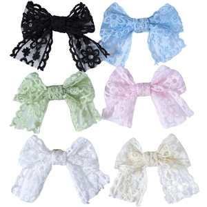 Détail de 6 barrettes nœuds en dentelle évidée pour bébés filles en tons pastel