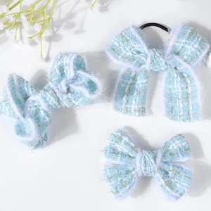 Élégant ensemble d'accessoires de cheveux en tweed bleu clair avec bordure en peluche