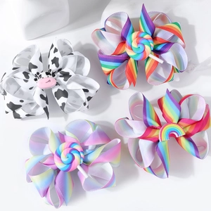 Set mit vier bunten Schleifen-Haarspangen für Mädchen mit Regenbogenstreifen und Lollis