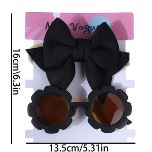Vue détaillée du bandeau à nœud pour bébé et lunettes de soleil fleurs sur carte