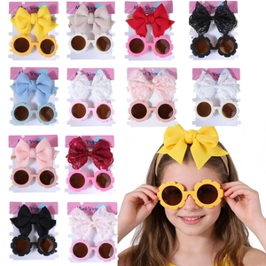 Ensemble détaillé de bandeaux à nœud pour bébé et de lunettes de soleil fleurs