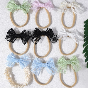 Détail de neuf bandeaux pour bébé avec nœuds en dentelle aux couleurs pastel variées