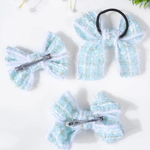 Détails de l'ensemble de barrettes à cheveux en tweed bleu clair avec bords en fourrure