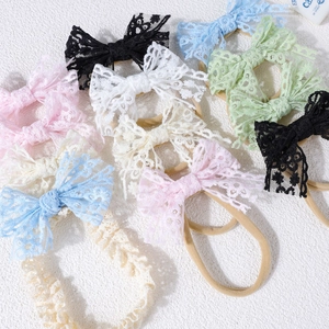Détails à plat de bandeaux à nœuds en dentelle colorée avec élastiques en nylon pour bébés