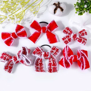 Détail du lot de six barrettes et chouchous rouges en peluche avec fil doré festif