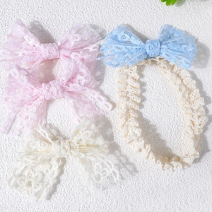 Vue détaillée de bandeaux bébé en dentelle avec nœud rose, blanc et bleu pour nouveau-nés