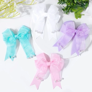 Detalle de pinzas para el pelo de organza a capas con lazos de encaje y perlas