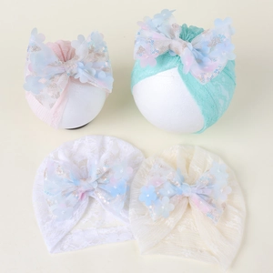 Détail de bandeaux de bébé en dentelle avec fleurs 3D, paillettes et accents en mesh doux