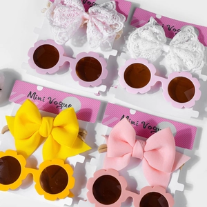 Détail de lunettes de soleil fleurs et bandeaux à nœud assortis pour bébés en couleurs