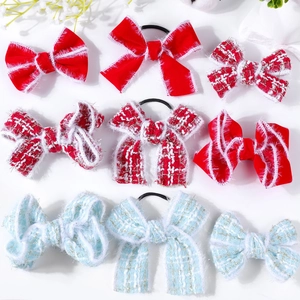 Détails d'élastiques à cheveux en peluche rouge et bleu ciel avec plumes et fils dorés