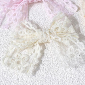 Bandeau élégant en dentelle ajourée avec nœud pour bébés filles en rose et crème