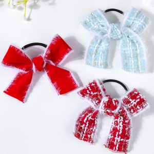 Détail des chouchous nœuds en velours pelucheux et tweed en rouge et bleu