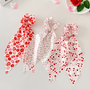 Détails de chouchous en satin avec longs rubans à motifs coeurs et lèvres pour coiffure