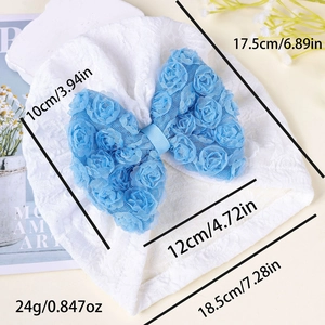 Dettaglio cappellino neonato in pizzo bianco con grande fiocco a rosetta blu e misure
