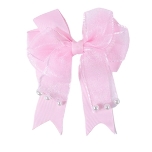 Detalle de la pinza para el pelo con lazo de encaje rosa con perlas y capas de organza