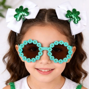 Dettaglio del set San Patrizio con occhiali da sole floreali e fermagli con fiocco a trifoglio