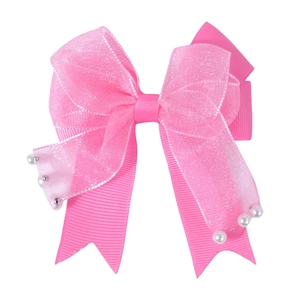 Detalle de pinza para el pelo rosa hecha a mano con lazo doble, encaje, purpurina y perlas