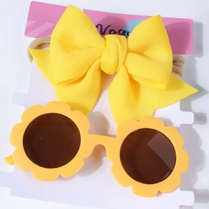 Ensemble bandeau bébé à nœud jaune et lunettes de soleil fleurs pour look d'été enfant