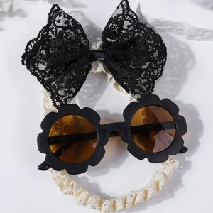 Détail de l'ensemble bandeau à nœud en dentelle noire et lunettes de soleil fleurs bébé
