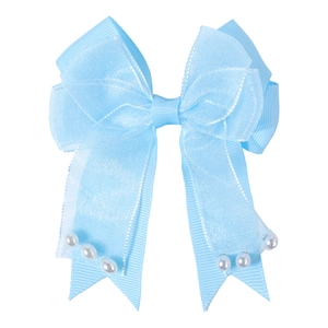 Detalle de lazo para el pelo azul claro de doble capa con organza y perlas blancas