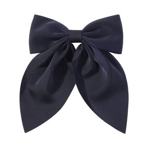 Détail du nœud papillon en satin bleu marine avec texture soyeuse et double épaisseur