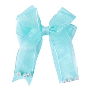 Detalle de pinza para el pelo con lazo doble azul cielo, encaje de organza y perlas