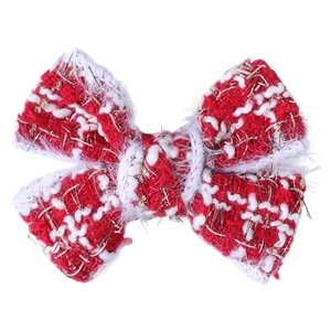 Gros plan d'un nœud à cheveux en tweed rouge et blanc avec bordure en fausse fourrure douce