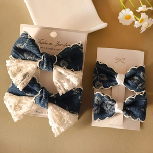 Nahaufnahme von Vintage Denim Haarschleifen mit weißer Spitze auf der Karte