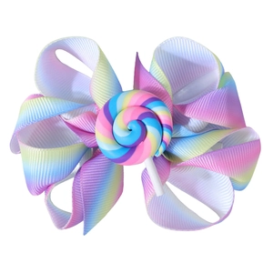 Detailansicht einer regenbogenfarbenen Schleifen-Haarspange mit Spiral-Lutscher-Dekor