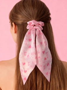 Chouchou ruban rose en soie avec motifs cœurs et LOVE porté en queue de cheval