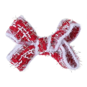 Détail d'un nœud tissé rouge et blanc avec bords en peluche et fil métallique doré