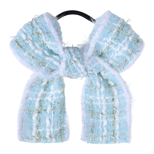Détail d'un chouchou noeud en tweed bleu clair avec fil métallique argenté et élastique
